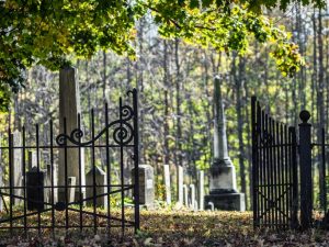 La baisse de la fréquentation des cimetières inquiète en France